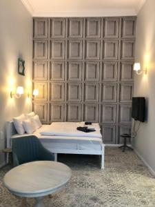 - une chambre avec un lit et un mur de verre dans l'établissement All In Apartman IV., à Budapest