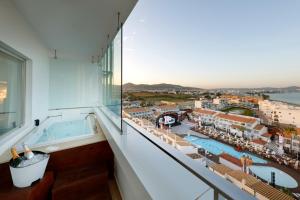 Galeriebild der Unterkunft Ushuaia Ibiza Beach Hotel - Adults Only in Playa d'en Bossa