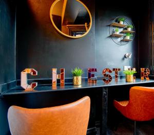 un bar con sillas naranjas y espejo en The Lombard House - Sleeps Up To 12 en Chester