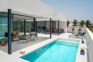 una imagen de una casa con piscina en TABOIRE by Buenavilla, en Puerto Calero