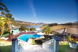 einen Luftblick auf ein Resort mit einem Pool in der Unterkunft Casa de campo c lazer completo em Joanopolis - SP in Joanópolis