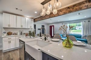 Kuchyň nebo kuchyňský kout v ubytování Modern, Colorful Home about 2 Mi to Tuskegee Uni