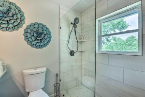 Koupelna v ubytování Modern, Colorful Home about 2 Mi to Tuskegee Uni + 29 fotografií