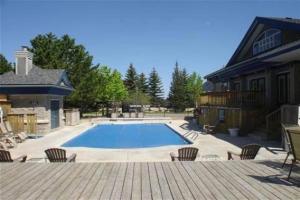 una gran piscina frente a una casa en Blue Mountain Luxury Studio, en Blue Mountains