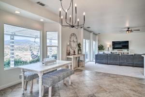 ein Wohnzimmer mit einem Esstisch und einem Sofa in der Unterkunft Beautiful Hemet Home Large Patio and Mtn Views! in Sage