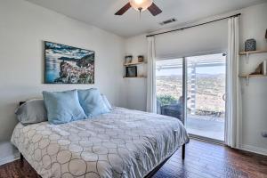 Schlafzimmer mit einem Bett und einer Glasschiebetür in der Unterkunft Beautiful Hemet Home Large Patio and Mtn Views! in Sage