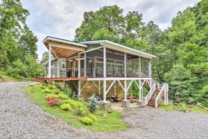 Gallery image of Burnsville Riverfront Retreat Hike On-Site! in Burnsville