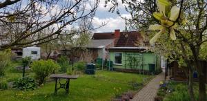 um quintal com uma casa e uma mesa de piquenique em FerienGnevkow45 - Mit dem Zug direkt ins Grüne - Entspannung inklusive em Gnevkow