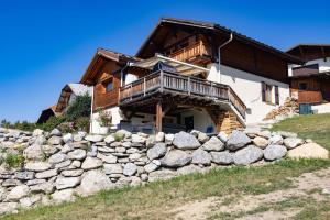 dom z kamienną ścianą i balkonem w obiekcie Chalet les Fiz w mieście Passy