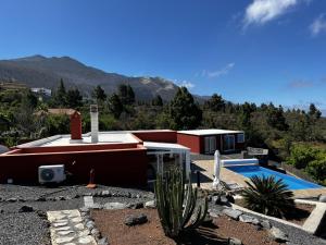 una casa con piscina junto a una montaña en Puesta de Sol, en El Paso