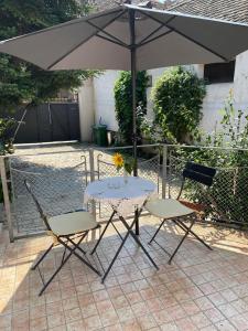 Un pato o zona al aire libre en Apartman Centar