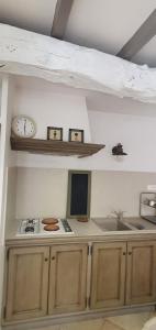Kuchyňa alebo kuchynka v ubytovaní La Carriera, petite maison sud Ventoux, au charme Provençal