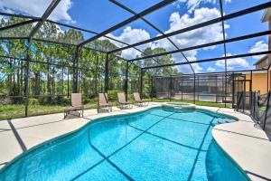 een zwembad met stoelen en een glazen plafond bij Davenport Resort Home with Perks 12 Mi to Disney in Davenport
