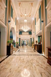 einen großen Flur mit Kronleuchter und eine große Lobby in der Unterkunft Imperial Hotel Cork City in Cork