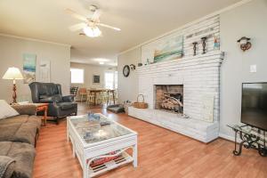 sala de estar con chimenea y TV en Spacious Home with Waterfront View-Welcome Pets, en Sneads Ferry