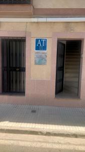 un bâtiment avec un panneau sur son côté dans l'établissement Castella Aquae II Amplio loft para dos, à Mérida