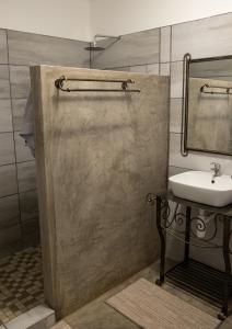 y baño con lavabo y espejo. en Olienhoff Guesthouse, en Otavi