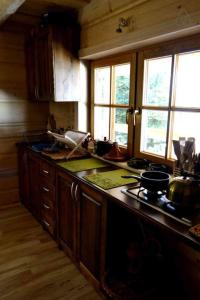 Η κουζίνα ή μικρή κουζίνα στο Domek drewniany w górach