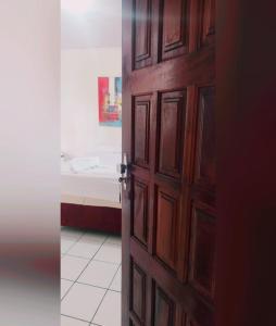 uma porta aberta para um quarto com uma cama em pousada Sol e Praia em Fortaleza