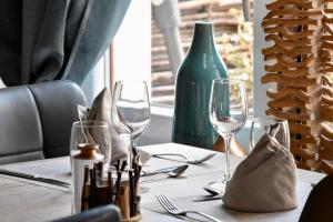 Posezení v ubytování LOGIS Hotel Restaurant Auberge Du Cheval Blanc