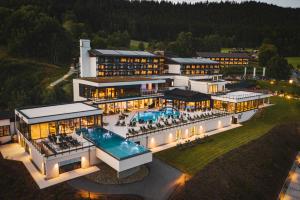 拉姆Sonnenhof Resort Bayerischer Wald的带游泳池的建筑物的鸟瞰图