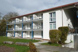 een appartementencomplex met balkons en een tuin bij CAP Rotach in Friedrichshafen