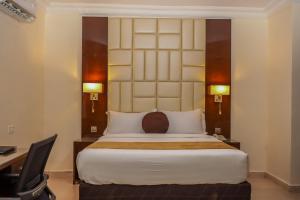 Postel nebo postele na pokoji v ubytování De Rembrandt Classic Hotel + 29 fotografií