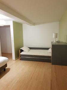 Un dormitorio con una cama y una lámpara. en La Mollerie, en Saint-Bonnet-de-Cray