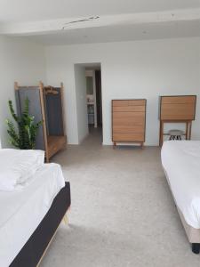 Habitación grande con 2 camas y vestidor. en La Mollerie, en Saint-Bonnet-de-Cray