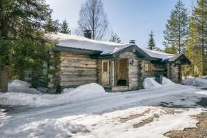 a log cabin in the snow with snow at Pihlakieppi 1 in Ruka