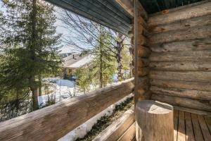 a porch of a log cabin with a bench at Pihlakieppi 1 in Ruka