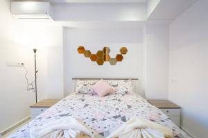- une chambre avec un lit et une couette dans l'établissement NEW! Luxury’n Colorful, Gueliz, à Marrakech