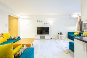 un salon avec des canapés bleus et une télévision dans l'établissement NEW! Luxury’n Colorful, Gueliz, à Marrakech