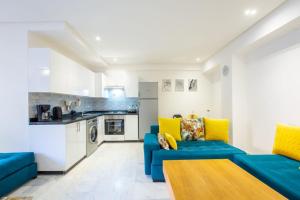 Il comprend un salon avec un canapé bleu et une cuisine. dans l'établissement NEW! Luxury’n Colorful, Gueliz, à Marrakech