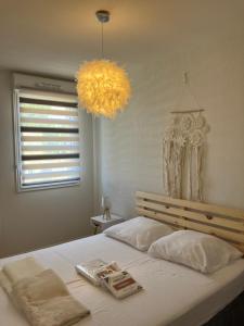 Un pat sau paturi într-o cameră la Soleil Couchant de Vanessa et Nicolas