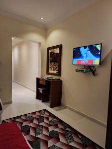A television and/or entertainment centre at بيت السائح Tourist Home