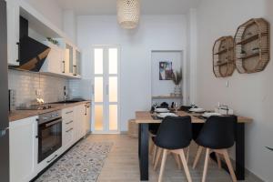 una cocina con mesa y sillas. en Camara Luxury Apartments (Deluxe Apartment) en Pylos