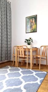 jadalnia ze stołem, krzesłami i dywanem w obiekcie Apartamenty dobowe w centrum Warszawy w Warszawie
