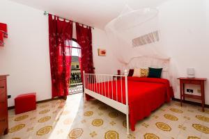 スペルロンガにあるLa Limonaiaのベッドルーム1室(赤いベッド1台、窓付)