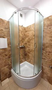 W łazience znajduje się prysznic ze szklanymi drzwiami. w obiekcie Apartamenty dobowe w centrum Warszawy w Warszawie