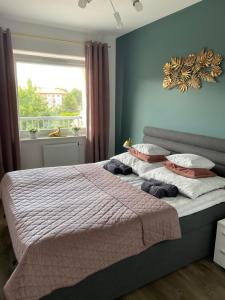 um quarto com uma cama grande e uma janela grande em Gawra Gustawa em Ustrzyki Dolne