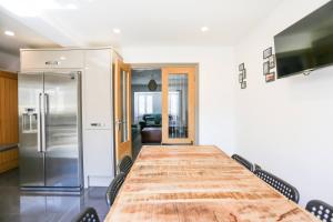 uma sala de conferências com uma mesa longa e um frigorífico em Seascape - 4 bed home in Bracklesham Bay em Chichester