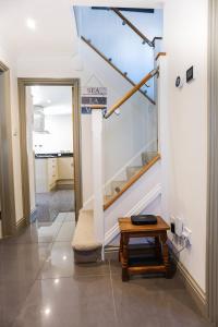 um corredor com uma escada e uma mesa em Seascape - 4 bed home in Bracklesham Bay em Chichester