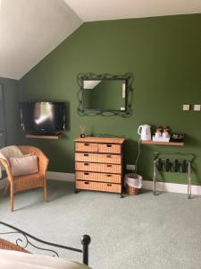 TV at/o entertainment center sa Millfarm House