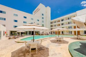 Bazén v ubytování Hotel Maria del Carmen nebo v jeho okolí