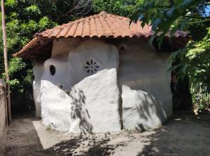 a small house with a tile roof at Espaço Pé de Mangaba - Natureza e Simplicidade in Cumuruxatiba