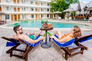 Bazén v ubytování Hotel Maria del Carmen nebo v jeho okolí