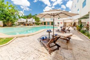 Bazén v ubytování Hotel Maria del Carmen nebo v jeho okolí
