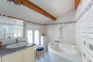 Kúpeľňa v ubytovaní A LA CALANQUE - Jolie Maison en bord de mer + 16 fotografií