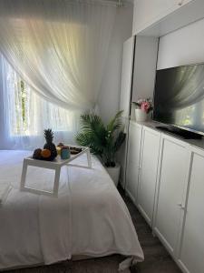 sypialnia z łóżkiem ze stołem i telewizorem w obiekcie LUXURY room en MADRID w Madrycie